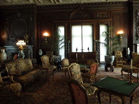 Interior da Mansão Vanderbilt vendo se a sala de estar com mobiliário