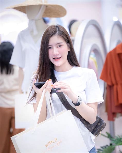 Menantu cantik dina mematut diri di depan cermin, ini adalah hari yang paling di nantikannya, hari pernikahannya, ada banyak alasan kenapa akhirnya dia bersedia menikah dengan doni. Kumpulan 99+ Foto Cewek Cantik Manis Montok Thailand Rabbit Wannipa - Republic Renger Cantik