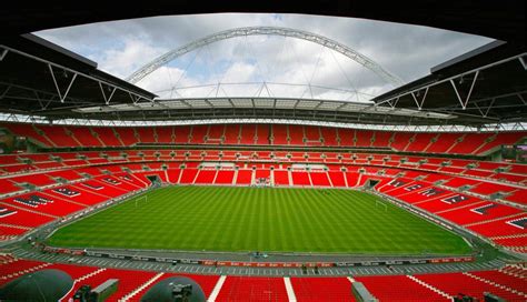 Wembley stadium är englands nationalarena för fotboll belägen i stadsdelen wembley i nordvästra london.den ersatte gamla wembley som invigdes 1923 och stängdes för ombyggnad 2000. Wembley Stadium, The Headquarters of The English National ...