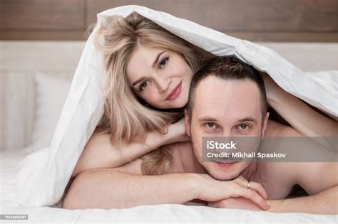 Evli Bir Çift Bir Erkek Ve Bir Kadın Yatakta Yatarken Sarılmaya Ve Uyuyor Stok Fotoğraflar