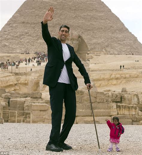The Worlds Tallest Man Meets The Worlds Shortest Woman Daily Mail Online