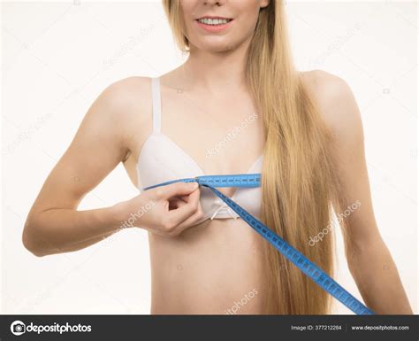Junge Frau Trägt Weißen Mit Maßband Maße Ihrer Brüste Stockfotografie lizenzfreie Fotos