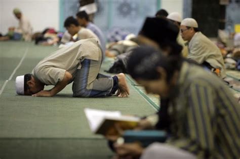 I'tikaf, keutamaan itikaf pada 10 malam terakhir ramadan dan tujuan melakukan itiikaf saat ramadhan. Anjuran I'tikaf di Masjid Ketika Ramadhan Dalil dan Syarat