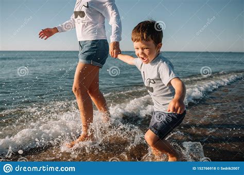 Madre E Hijo Jugando En La Playa Al Atardecer Concepto De Familia