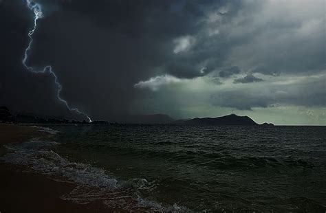 Lightning Storm Over The Ocean With Images Pictures Of Lightning