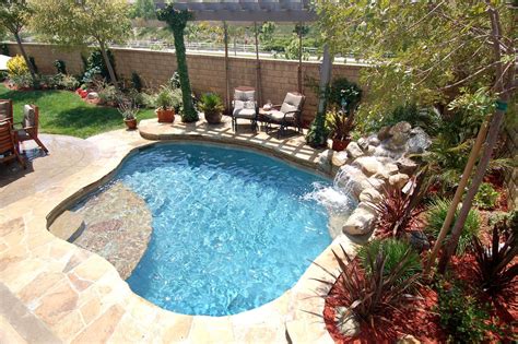 25 Cocktail Pool Design Ideas For Small Outdoor Spaces In 2020 Backyard Pool Designs Small