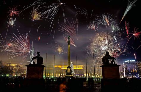 16 bände in 32 teilbänden. Stuttgart feiert den Jahreswechsel: Wo es für Silvester noch Karten gibt - Stuttgart ...