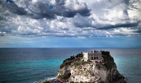 Sul versante tirrenico ci sono la famosa tropea, la remota chiesa di santa maria dell'isola, le spiagge di capo vaticano, l'isola di. Cosa Vedere a Tropea: la perla del Tirreno