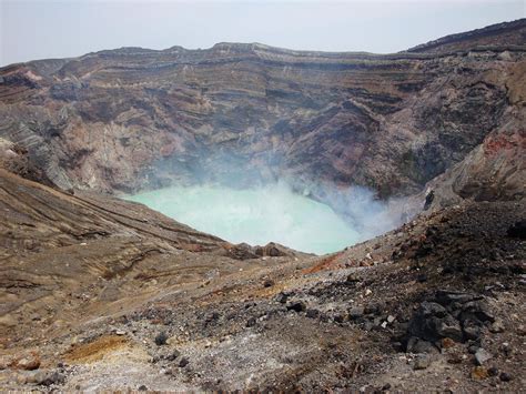 De caldera heeft een omtrek van ongeveer 120 kilometer, bronnen verschillen wel over het exacte cijfer. Mount Aso