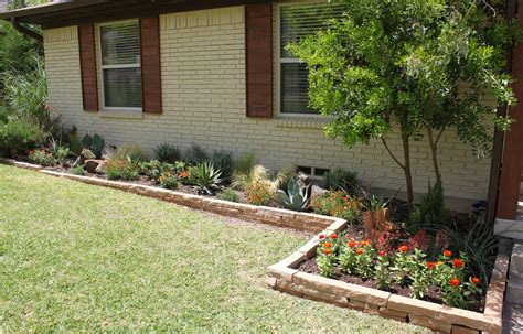 Welcome guests with flower beds that complement your home. flower beds | THE CAVENDER DIARY | Idee giardino, Giardino ...