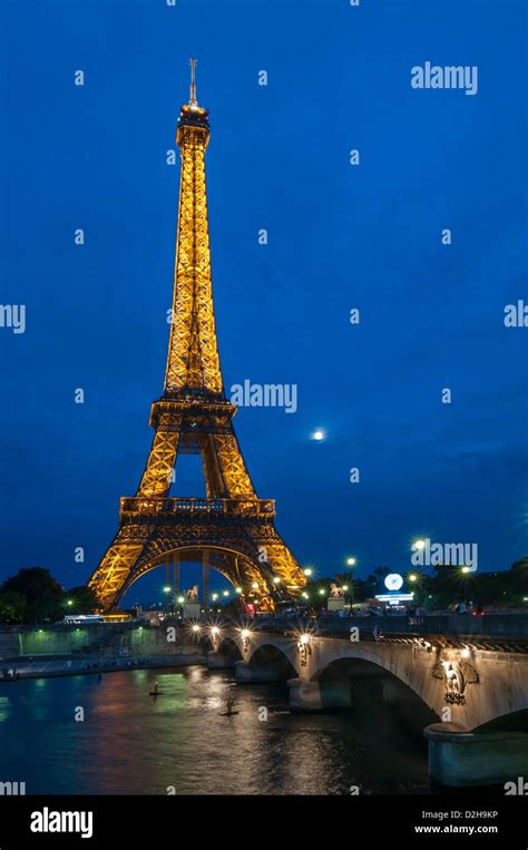 The Eiffel Tower At Night Stock Photo Alamy
