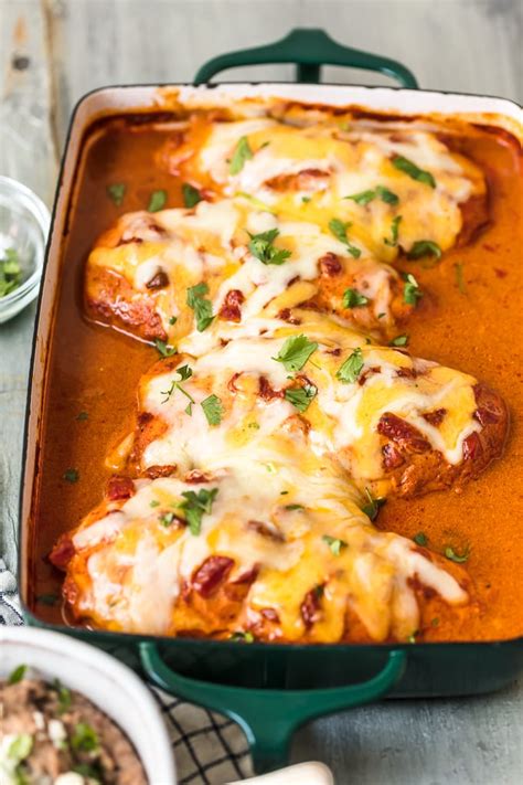 Drizzle oil all over chicken and generously coat with seasoning mixture, shaking off … Southwest Chicken Bake (Creamy Enchilada Baked Chicken ...