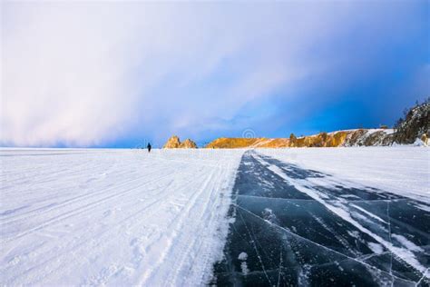 El Camino En El Hielo Del Lago Baikal Al Cabo Shamanka En La Isla De
