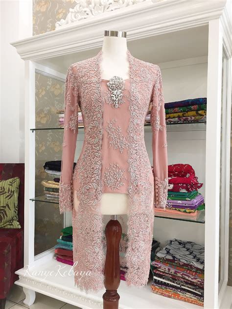 Dengan kreatifitas si pembuat, baju batik menjadi. kebaya | Pakaian pernikahan, Model pakaian