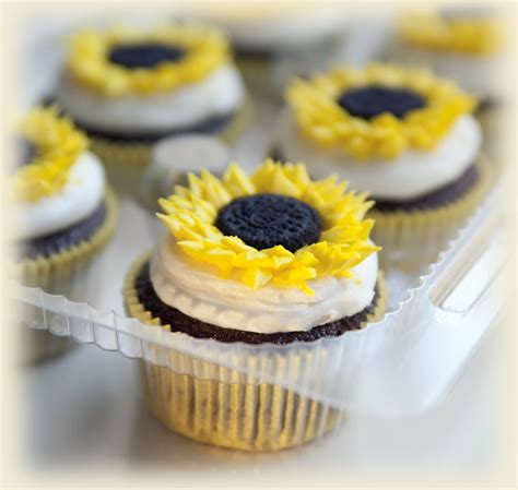 Who doesn't love oreos and cupcakes? Sunflower cupcakes, with mini-oreo center. Not sure if ...