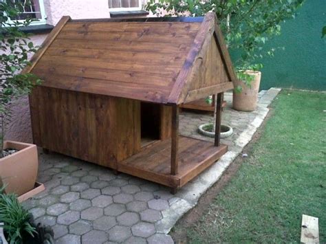 As such, we owe it to them to make their living quarters as comfortable and clean as possible. Pallet Dog Kennel & Bar • 1001 Pallets | Dog house diy ...