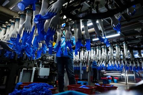 Top glove corporation bhd., through its subsidiaries, is engaged in the manufacture and trading of rubber gloves. Top Glove cecah kapasiti 90 bilion sarung tangan ...