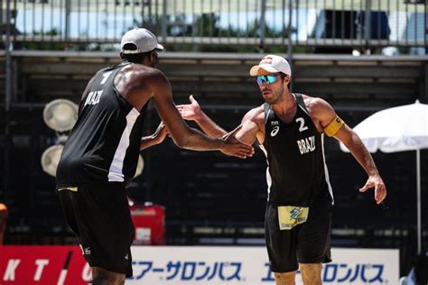 Após sorteio realizado no início da tarde deste domingo (1), a seleção brasileira masculina de vôlei conheceu o seu adversário nas quartas de final nos jogos olímpicos de tóquio. Brasil avança com três duplas às quartas de final da etapa ...