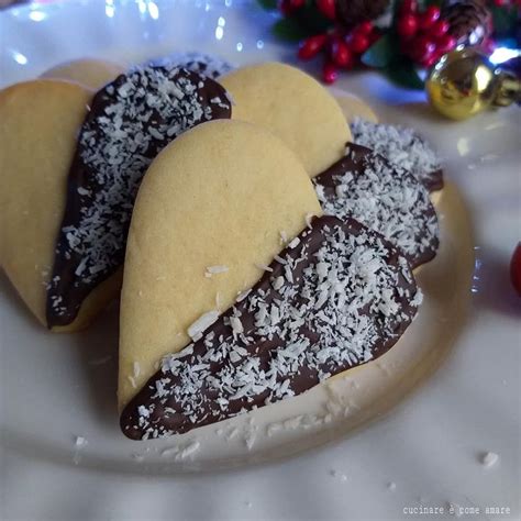 Attenzione però, ne dovrete prepararne in gran. BISCOTTO CUORE AL COCCO con glassa cioccolato | Idee ...