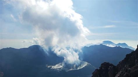 gunung raung waspada warga sempat dengar gemuruh sebelum erupsi