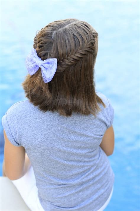 This fishtail braid looks perfect for those cold winter nights spent in oversized sweaters and drinking hot cocoa. How to Create a Lace Fishtail Tieback | Cute Girls Hairstyles