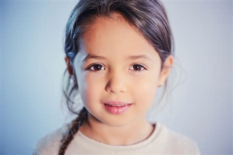 图片素材 女孩 头发 白色 可爱 模型 年轻 工作室 儿童 时尚 蓝色 表情 唇 发型 微笑 化妆 眉