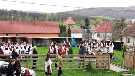 Az egyikben átadja a révfülöpi vitorláskikötőt, a másikban átveszi. Csedő Attila: Emlékünnep Orbán Balázs halálának 120 ...