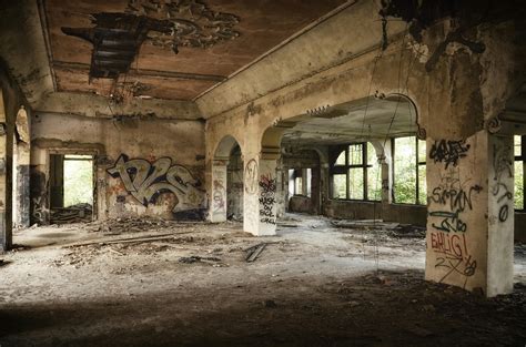 Abandoned Building Full Of Graffiti · Free Stock Photo
