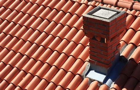 Atap genteng tanah liat adalah jenis atap yang paling umum digunakan saat ini. Cara Memilih Jenis Atap Rumah | Blog QHOMEMART