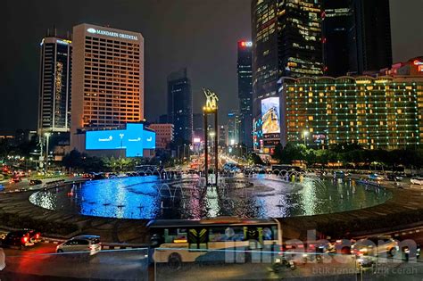 Foto: Serunya Warga Jakarta Habiskan Malam di Anjungan Bundaran HI