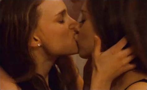 Mila Kunis And Natalie Portman Kiss In New Black Swan
