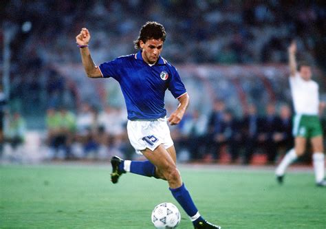 Pin By ʙᴜ ʍᴜᴊ On L D L A D Y 🖤 Roberto Baggio Retro Football Soccer