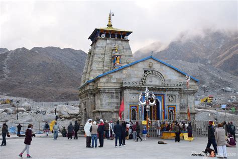 Download Kedarnath Temple Tourists 4k Wallpaper