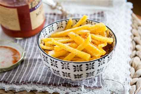 Crispy baked polenta fries are exactly the delicious and easy nosh you need for your next gathering. Polenta Fries Recipe - Momtastic.com