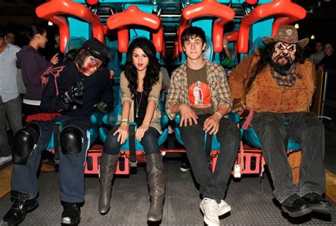 Selena At Knott S Scary Farm Selena Gomez Photo Fanpop