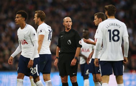 Arsenal vs. Tottenham: Does referee Mike Dean favour Spurs?