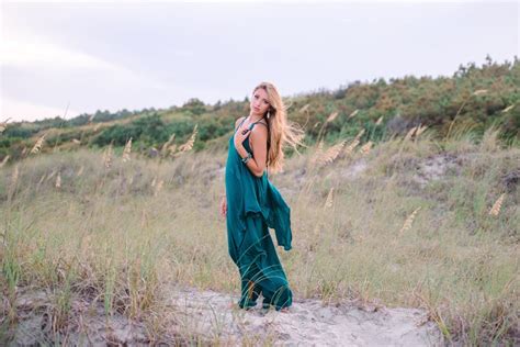 Top Reasons To Wear Maxi Dress To Senior Or Graduation Photo Session