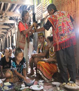 Tradisi orang iban adalah adat, budaya dan kepercayaan asal mereka, tanah pusaka dan kehidupan di rumah panjang. Tradisi Pernikahan Adat Dayak Iban | Penulis Opini