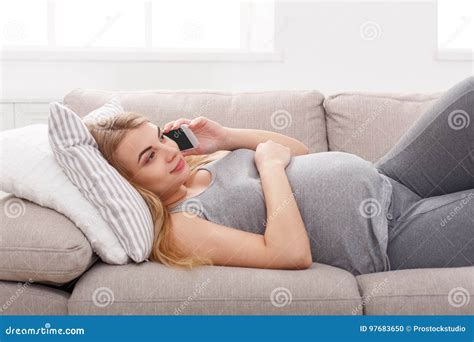 Mujer Embarazada Sonriente Que Habla En Su Smartphone Foto De Archivo Imagen De Embarazo