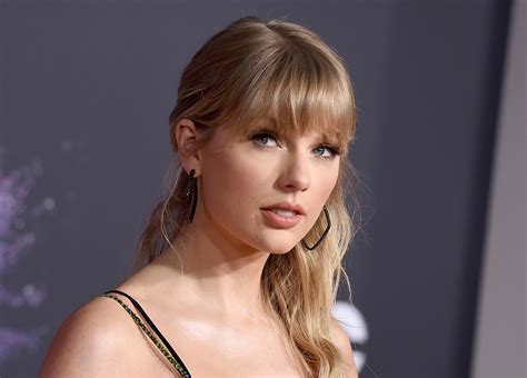 Taylor Swift Performs ‘betty At Acm Awards As She Returns To The Country Show For The First