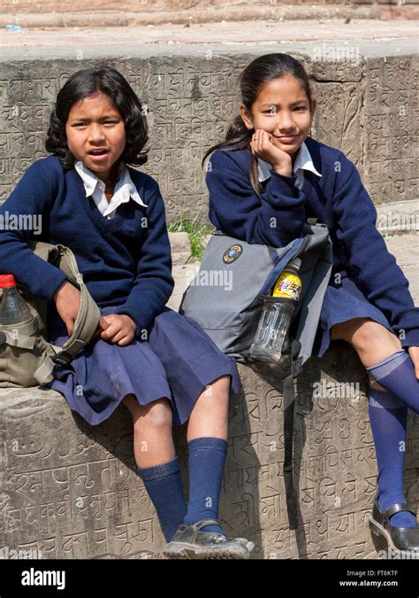 Nepal Katmandú Dos Niñas Nepalesas En Uniforme El De La Derecha Lleva Un Pin En La Nariz