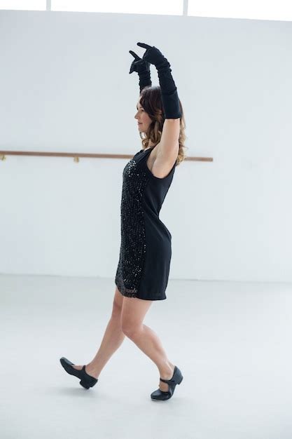 Premium Photo Dancer Practicing Contemporary Dance