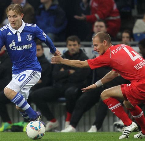 Schalke wins the second win of the season against augsburg.soon. Sieg gegen Augsburg: Schalke bleibt dem Spitzen-Trio auf ...