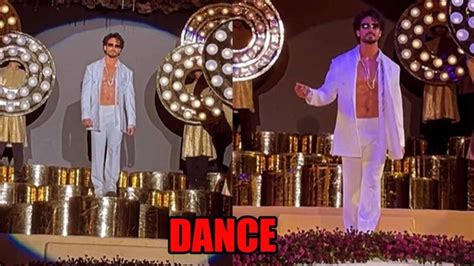 Tiger Shroff Flaunts His Chiselled Abs While Performing On Stage In