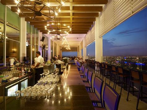 Get a beautiful city view that is unmatched. Alto Sky Lounge | VMO