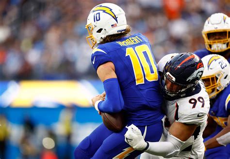 Broncos’ swarming defense dominates Chargers, shows it’s ready for width=