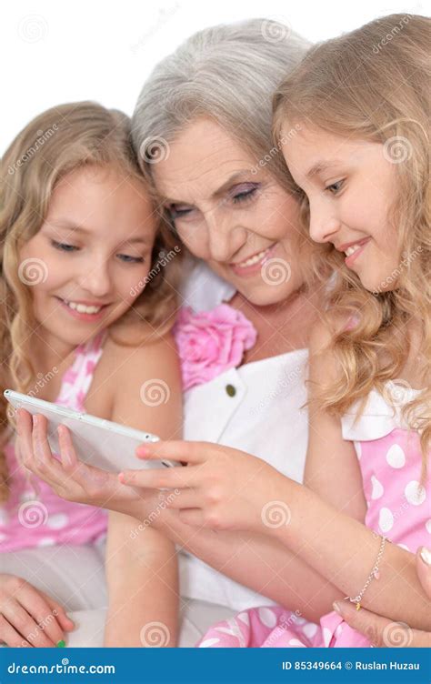 Mamie Avec Ses Petite filles Photo stock Image du électronique