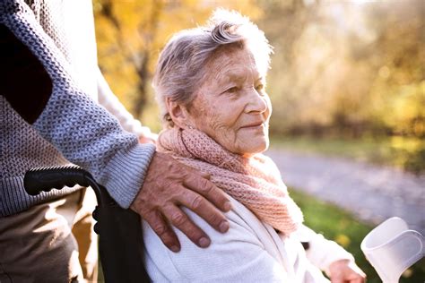 How To Talk To A Loved One Or Patient With Dementia Dementia Care