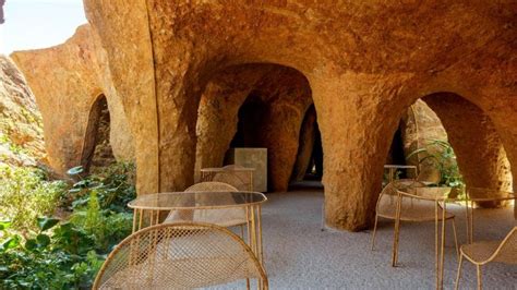地中に生まれた、洞窟のようなレストラン 「house And Restaurant（メゾン・アウル）」【今月の建築 Architecture