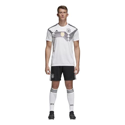 Ce maillot domicile de l'allemagne présente un look street avec sa coupe standard. Maillot Allemagne domicile 2018 sur Foot.fr